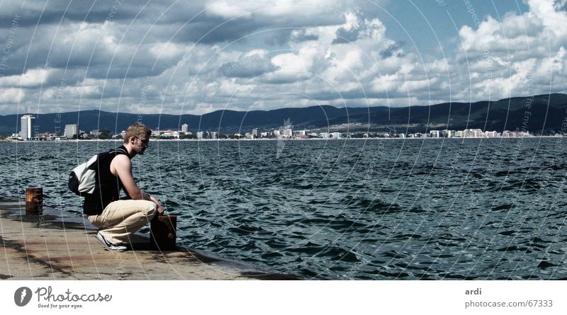 Touri am Meer See Wellen Wolken Mann Einsamkeit Tasche Rucksack Horizont Küste Hügel Schwarzes Meer Bulgarien Europa ruhig Tourist Tourismus Pause dunkel Sommer