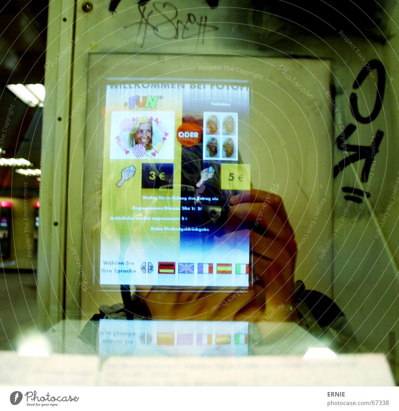 Wo ist das Ich Selbstportrait Automat Passbild dreckig Spiegel Bildschirm Lampe Wand Telefon ich Urin Geruch bah! sitzen Gefängniszelle Telefongespräch