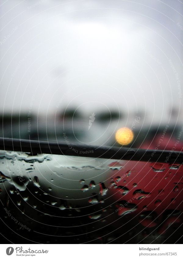 Raindrops are fallin' nass Parkplatz Unwetter Unschärfe dunkel Regen Durchblick frisch Kühlung PKW Fensterscheibe Wassertropfen Gewitter rain raindrops blur car