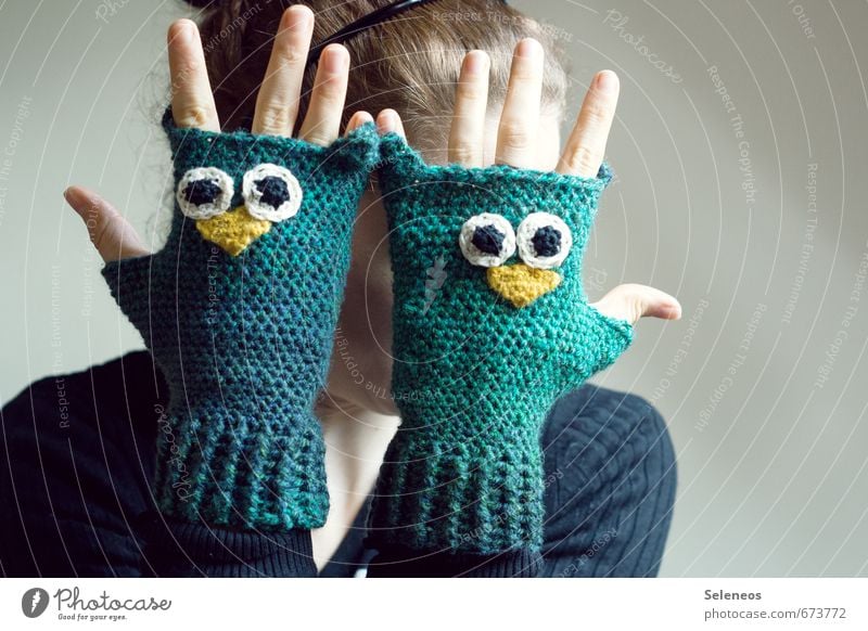 warme Hände für bauzaun :) Mensch feminin Arme Hand Finger 1 Mode Bekleidung Accessoire Handschuhe Tier Eulenvögel frieren Wärme gehäkelt Farbfoto Innenaufnahme