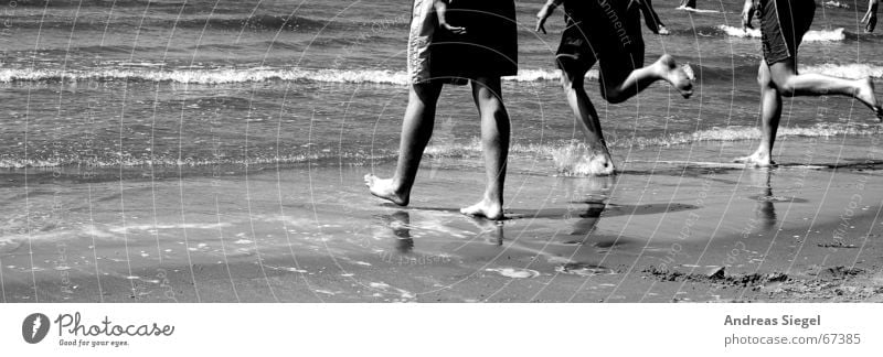 Das Meer ruft!!! Kühlung Strand Erfrischung Sommer Wellen Atlantik Freude Schwarzweißfoto Anschnitt reinrennen Wasser Mensch Beine Fuß Jugendliche