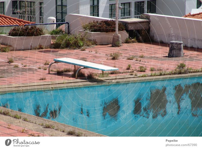 Sprungbrett ins Trockene Schwimmbad Dach verfallen trocken Portugal türkis ausgebleicht unbenutzt Ferien & Urlaub & Reisen Erfrischung Physik Kühlung Hotel
