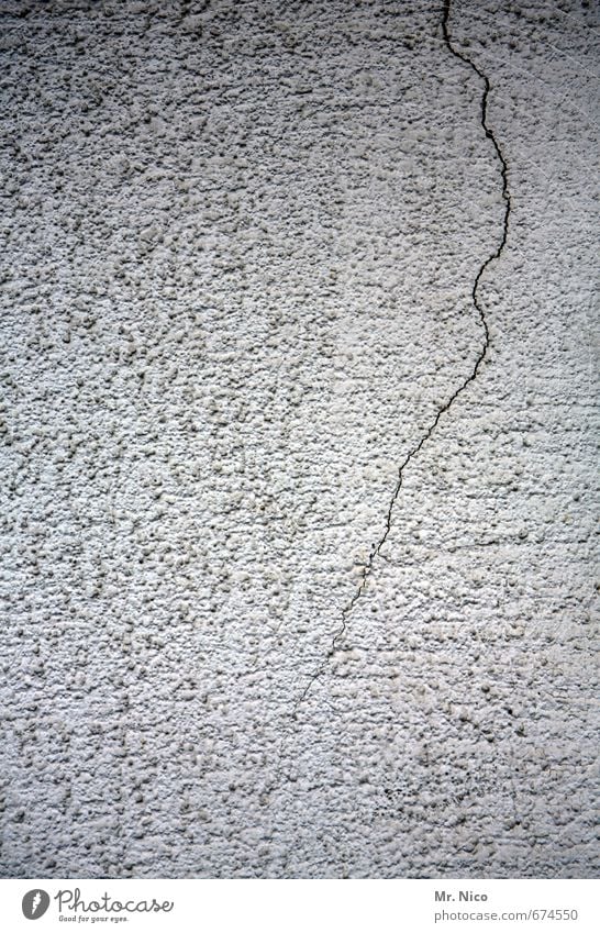 risswunde Ruine Bauwerk Gebäude Mauer Wand Fassade Verfall Riss Putz Putzfassade Oberfläche Oberflächenstruktur Furche Baustelle Hausmauer weiß grau Linie