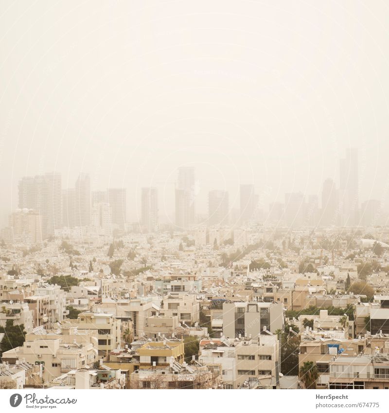 Sandsturm über Tel Aviv Himmel schlechtes Wetter Nebel Israel Stadt Stadtzentrum Skyline Haus Hochhaus Bankgebäude außergewöhnlich bedrohlich gelb weiß Dach