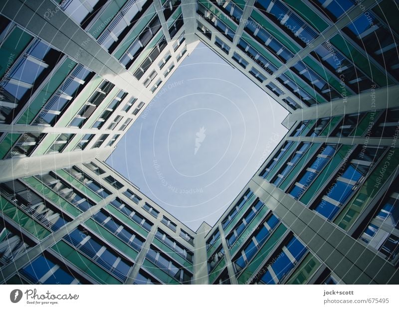 Blau Hinterhof Bürogebäude Fassade Fenster eckig modern Symmetrie Rahmen Immobilienmarkt Strukturen & Formen Hintergrund neutral Schatten Lichterscheinung