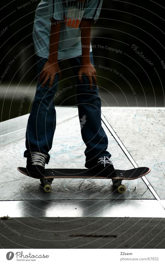 Auszeit Skateboarding Pause stehen Sport Parkdeck Denken anlehnen Funsport