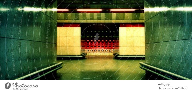 schwarz, rot, gold U-Bahn Prag Station Sozialismus Tunnel Lampe Menschenleer Mischung witwinkel kallejipp groß Panorama (Bildformat)