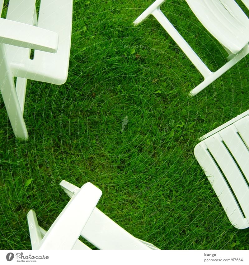 aestas viridis est grün Gras Wiese Stuhl weiß ruhig Erholung Frieden Freizeit & Hobby Sommer Stuhllehne Klee Sommerferien Möbel Campingstuhl Statue grass chairs