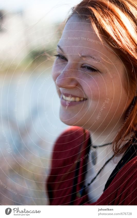Portrait mit Sonne feminin Junge Frau Jugendliche Gesicht Mund Zähne 1 Mensch 18-30 Jahre Erwachsene rothaarig langhaarig glänzend Lächeln lachen leuchten