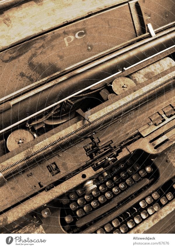 Multitaster deluxe Schreibmaschine antik Rost schäbig Buchstaben Fundstück mercedes eingestaubt unordentlich ungeliebt berühren viele tasten