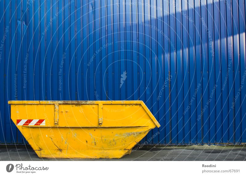 Container gelb Bauschutt Müll Demontage Baustelle Schrott Schrottplatz Sammlung blau dreckig Metall Industriefotografie
