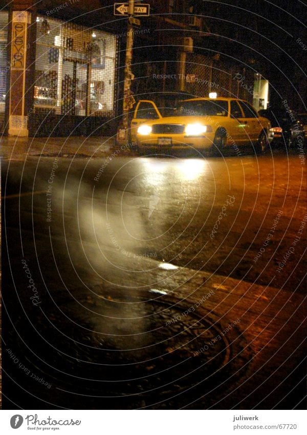 taxi in soho Taxi Manhattan Soho New York City New York State Nacht Asphalt Abenddämmerung nass Scheinwerfer gelb Stadt Gully Nebel Straße Regen Licht