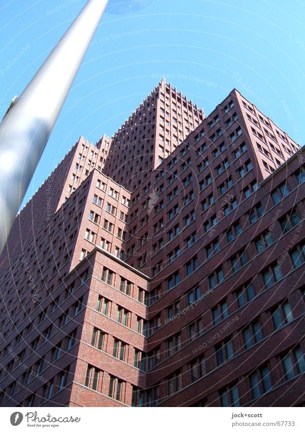 aufstrebend mit Mast Himmel Stadtzentrum Hochhaus Architektur Fassade eckig hoch oben modern Etage horizontal Block Strukturen & Formen Schatten Sonnenlicht