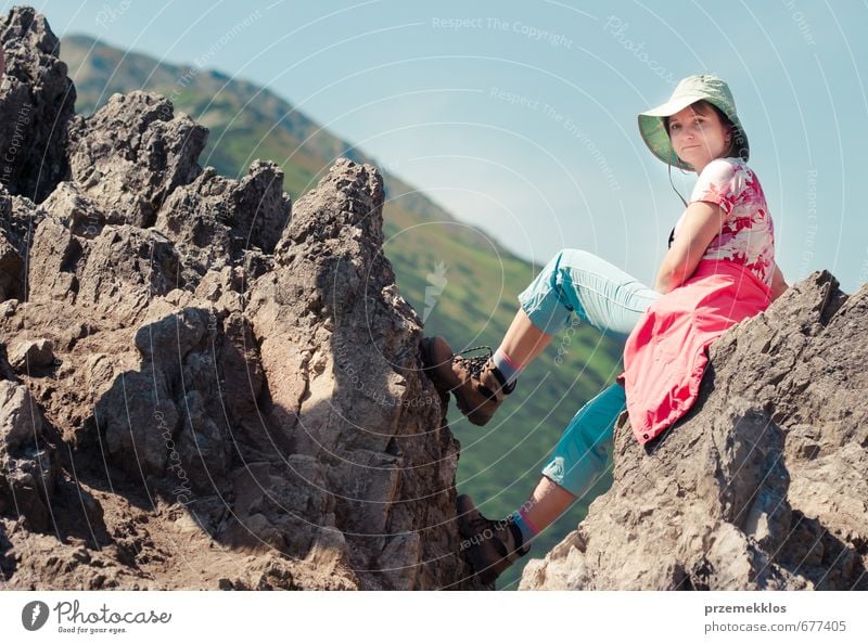 Frau auf dem Berggipfel sitzend Erholung Ferien & Urlaub & Reisen Tourismus Ausflug Abenteuer Sightseeing Berge u. Gebirge wandern Sport Klettern Bergsteigen