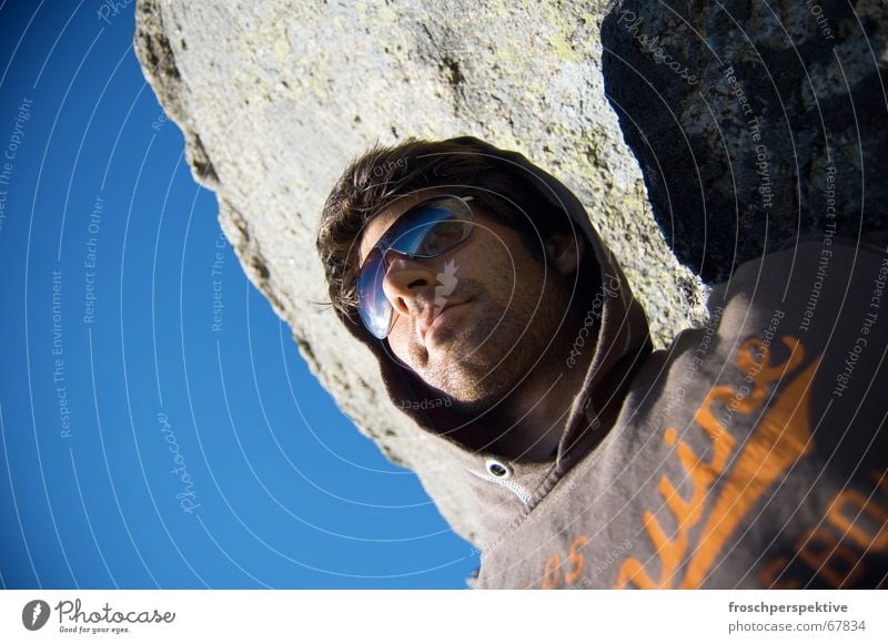 skandinavischer sommer Mann Selbstportrait Sonnenbad genießen Aussicht Sommer Himmel Felsen blau sonnebrille kaputzenpulli Dreitagebart 5-tage-bart