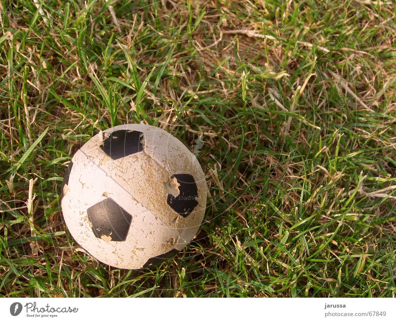 SpielEnde Gras grün weiß Stroh rund Ball dünn Erde Fleck Schatten Fußball 1 Kugel alt schäbig klein Schaumstoff Kunststoff Menschenleer Vogelperspektive