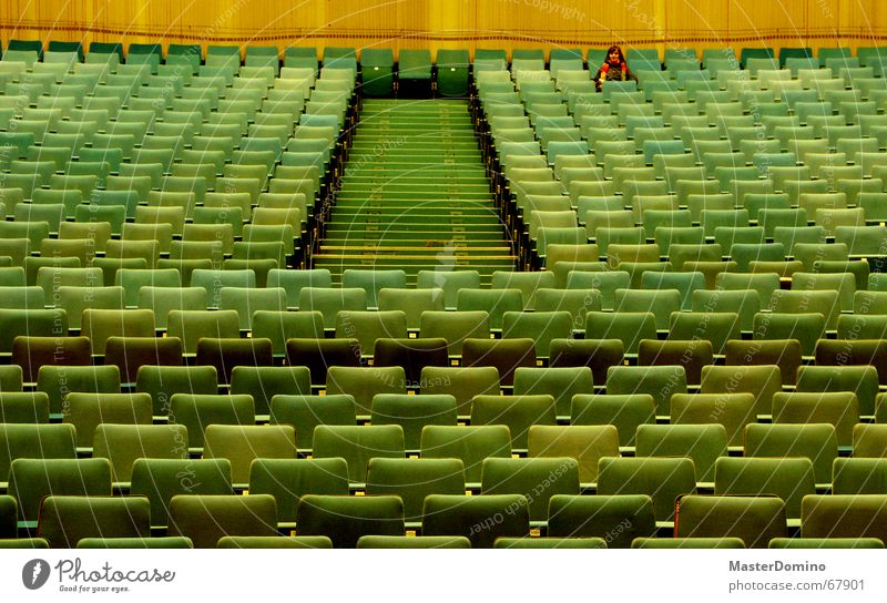 Film vorbei Kino Kinosaal Saal leer Einsamkeit Blick Sitzreihe Sessel Kinosessel grün Wand vergangen Innenaufnahme Frau Schal sitzen kinobesuch Sitzgelegenheit