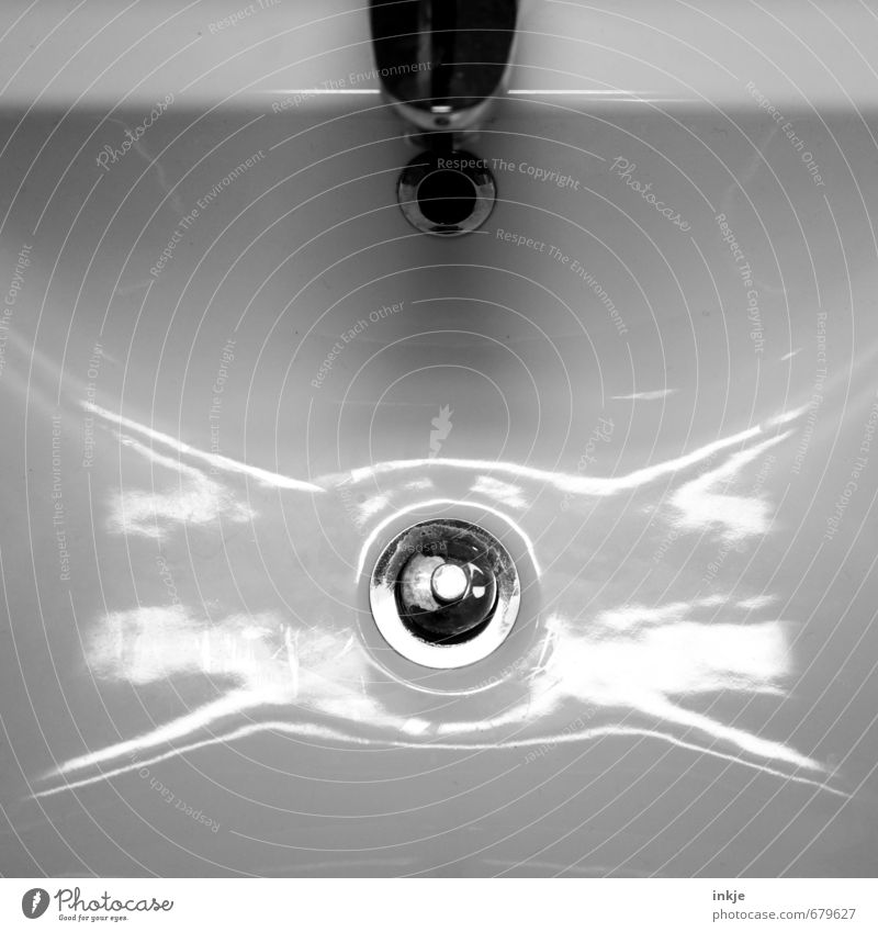 Abfluss Körperpflege Häusliches Leben Bad Waschbecken Wasserhahn Gully Keramik Metall Linie kreisrund Kreis dunkel oben trocken schwarz weiß Schwarzweißfoto
