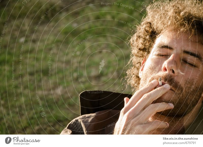 raucherpause. Lifestyle Gesundheit Rauchen Wohlgefühl Zufriedenheit Sinnesorgane Erholung Freizeit & Hobby Camping Sommer maskulin Junger Mann Jugendliche