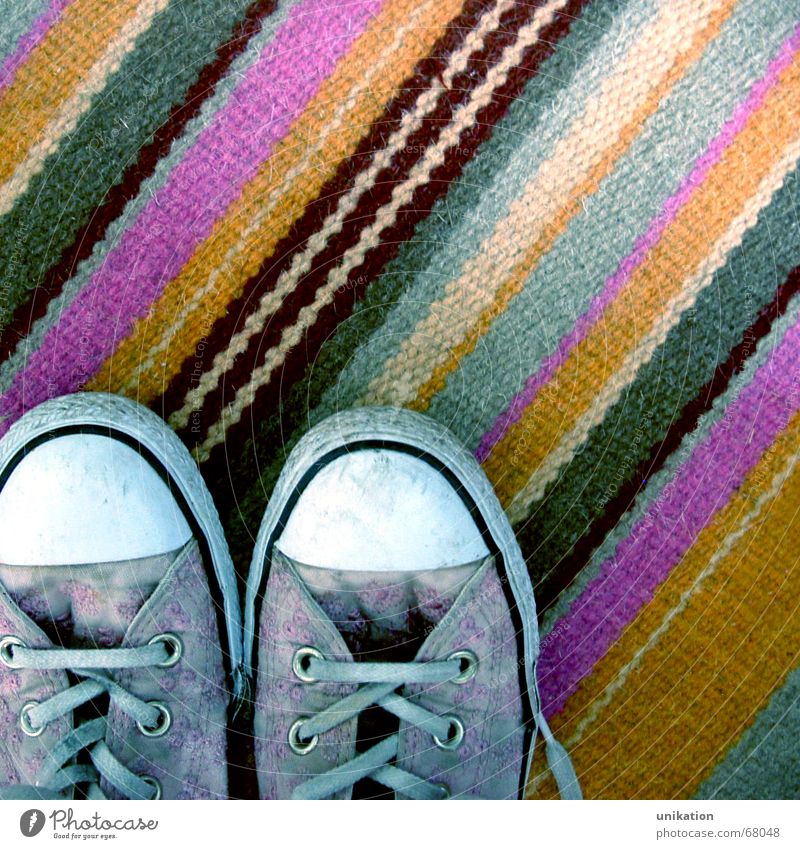 Stillgestanden Schuhe Teppich Streifen rosa grau Schuhbänder Wohnung aufräumen orange angekommen Ordnung