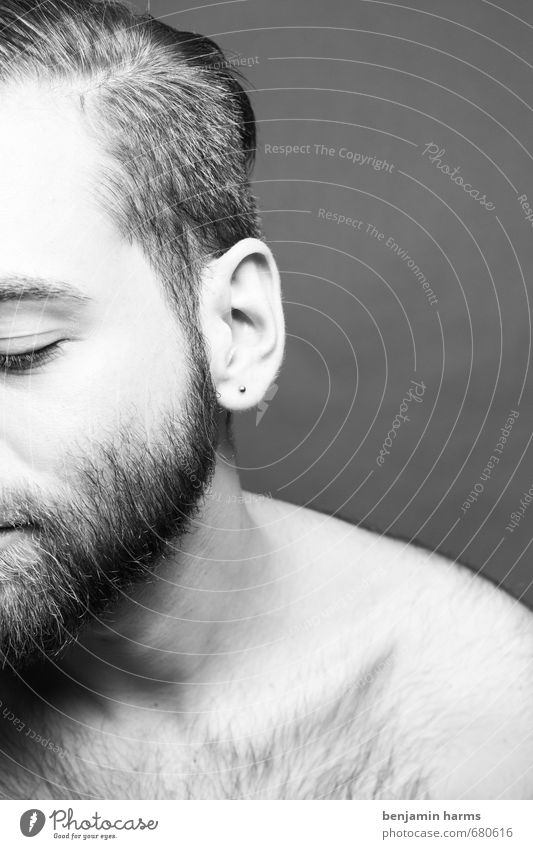 Gesicht | Ohr | Haare maskulin Junger Mann Jugendliche Erwachsene 1 Mensch 18-30 Jahre Ohrringe brünett kurzhaarig Vollbart Brustbehaarung nackt Schwarzweißfoto