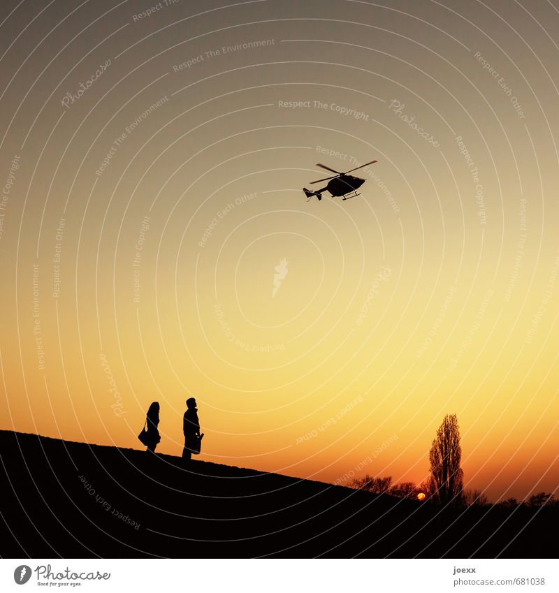 Rettung Junge Frau Jugendliche Junger Mann 2 Mensch Himmel Sonnenaufgang Sonnenuntergang Sommer Schönes Wetter Baum Hügel Hubschrauber Rettungshubschrauber