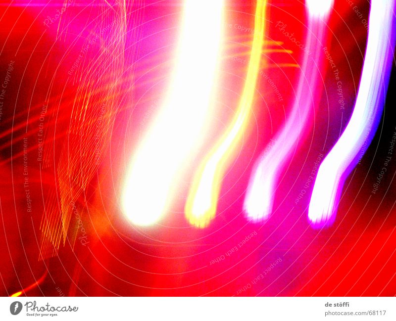 wenn die seelen tanzen kommen mehrfarbig Licht rosa gelb quer Bewegung Schwung Tanzfläche Disco Club Nacht 4 Bier Beleuchtung hell Farbe abwärts Kontrast Tanzen
