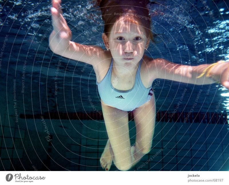 Tauchgang Schwimmbad Schwimmen & Baden Spielen Sport tauchen Kind blau Badeanzug Luft anhalten Nirwana Canon jomam Farbfoto Unterwasseraufnahme
