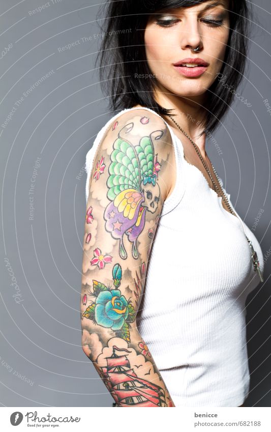 rock it Frau Mensch Tattoo tätowiert Tätowierer Porträt Junge Frau junge Europäer Freisteller Isoliert (Position) Hintergrundbild feminin Erotik Arme Hand