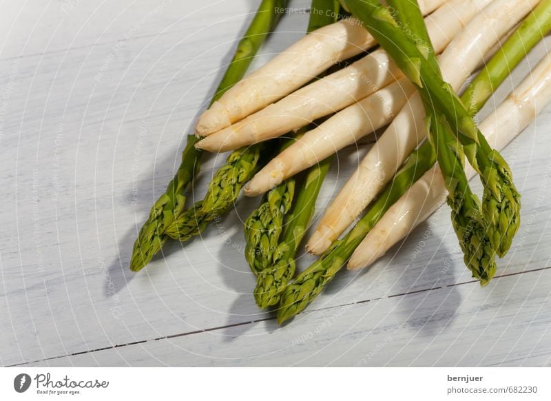 Spargel Lebensmittel Gemüse Bioprodukte Vegetarische Ernährung gut grün weiß authentisch Spargelzeit weißer Spargel grüner Spargel Holzbrett roh ungekocht