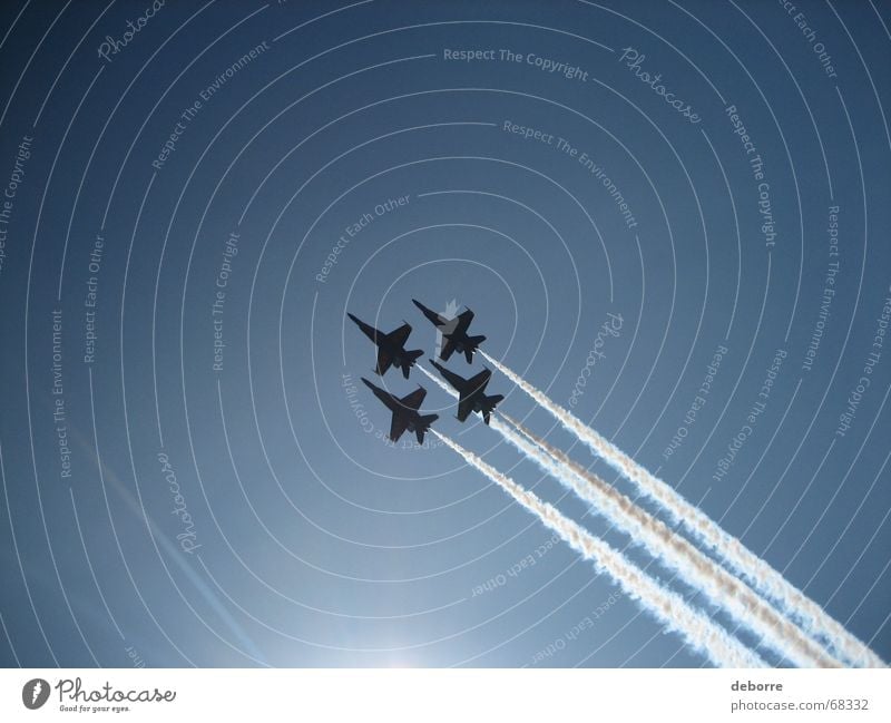 Silhouetten der Flugdemonstrationsstaffel der Blue Angels am blauen Himmel über dem Washingtoner See. Flugzeug Air Krieg Kunstflug Amerika blaue Engel