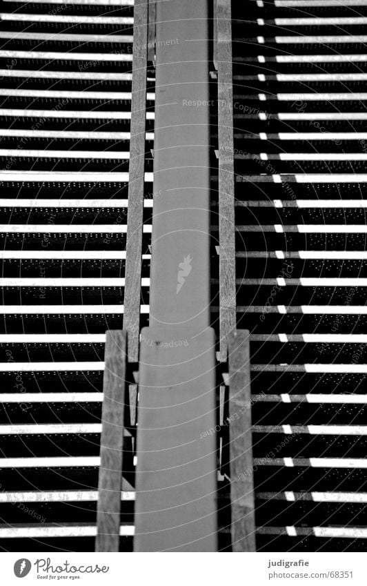 Hinauf! Symmetrie Licht horizontal vertikal abwärts Blick nach unten Detailaufnahme Treppe Geländer Schatten Linie oben hoch aufwärts Architektur