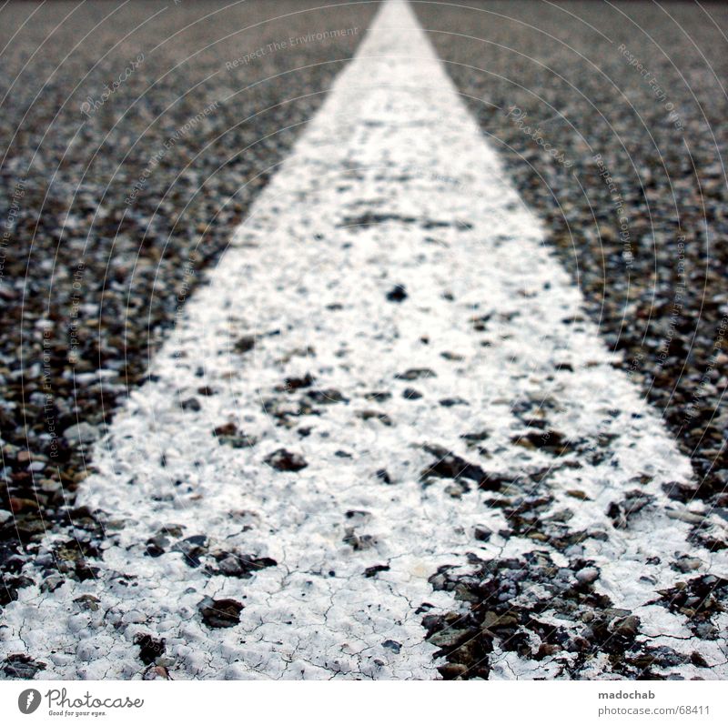 MITTELSTREIFEN Asphalt grau weiß Symmetrie Verlauf graphisch Wetter eskalieren Ende Richtung geplatzt Verfall asfalt Straße concrete Mitte Linie Ecke