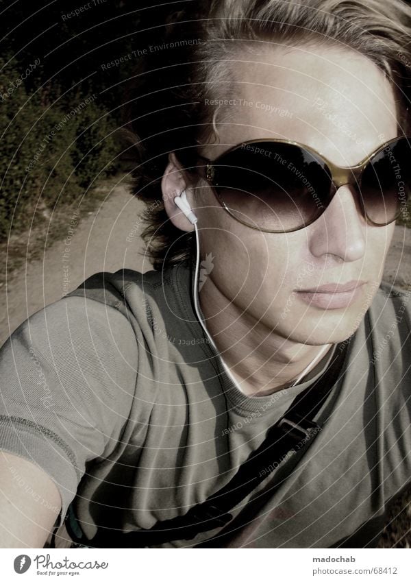 ON THE RIDE Sonnenbrille Brille blond T-Shirt Mann Fahrtwind Sommer Mensch Porträt Selbstportrait Motorradfahren Jugendliche Haare & Frisuren Typ guy Musik