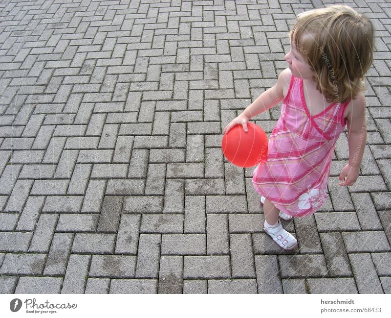 Roter Luftballon Mädchen Kleid Schuhe Sandale süß klein grau Spielen Kopfsteinpflaster Stein Haare & Frisuren Blick rüfen Sommer