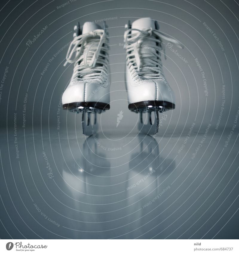 Eisprinzessin Lifestyle Stil Freude Freizeit & Hobby Sport Fitness Sport-Training Schlittschuhlaufen Schlittschuhe Schuhe fahren elegant sportlich blau grau