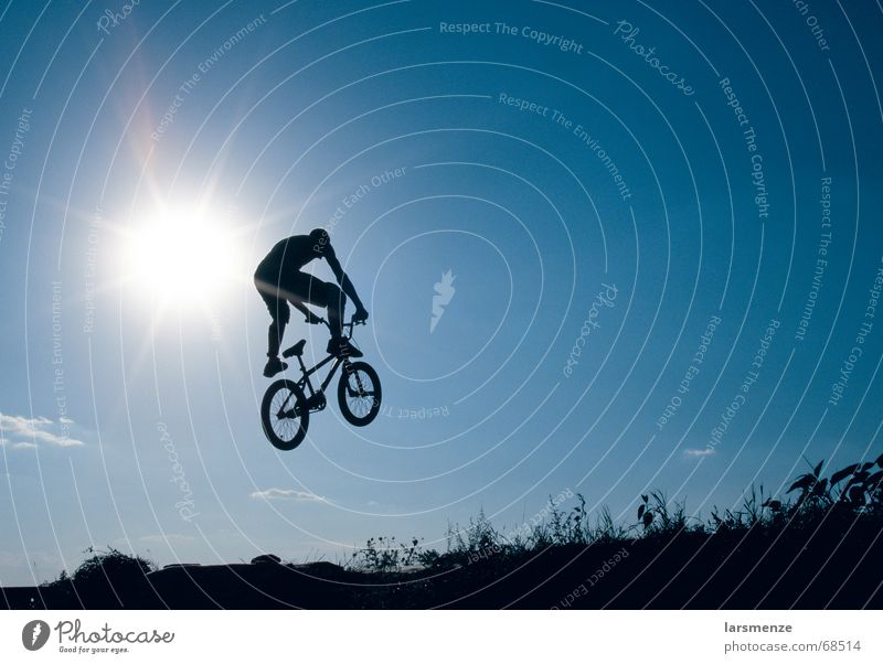 Ein Frosch auf nem BMX? Sport Dirtjump Gegenlicht Außenaufnahme fahhrad Extremsport biken dirt Sonne Kontrast blau Freiheit nikon f55