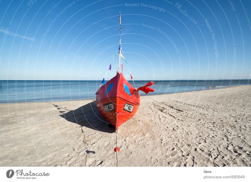 Rotes Boot am Strand Meer Fischerboot Umwelt Natur Landschaft Sand Himmel Schönes Wetter Küste Ostsee liegen blau braun rot Beginn Horizont Pause Unendlichkeit