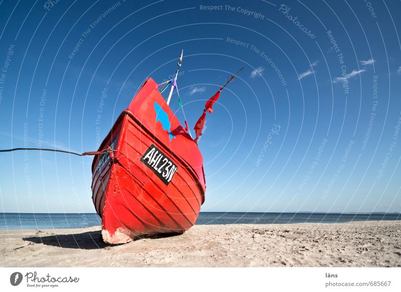 Rotes Boot am Strand Ostsee Menschenleer Meer Usedom Ferien & Urlaub & Reisen Tourismus Sand Sommerurlaub maritim Küste Schönes Wetter