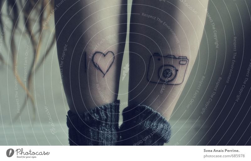 ....we all love photography :) feminin Junge Frau Jugendliche Beine 1 Mensch 18-30 Jahre Erwachsene Mauer Wand Strümpfe stehen einzigartig Tattoo Liebe