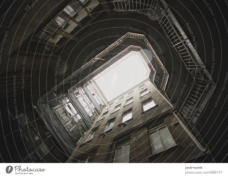 die Spur der Tropfen im Hinterhof Architektur Budapest Stadthaus Fassade Fenster Geländer retro trist grau Vergangenheit Lichthof verwittert Gedeckte Farben