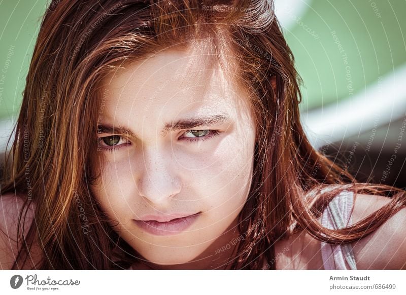 Porträt Lifestyle Mensch feminin Jugendliche Gesicht 1 13-18 Jahre Kind brünett beobachten Traurigkeit authentisch dunkel schön einzigartig kalt Gefühle