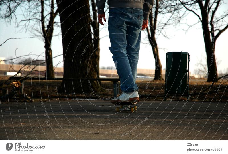 thoughtfully Skateboarding stehen fahren Denken Abenddämmerung Parkdeck rückwärts Wege & Pfade way nachdenken Rolle roll