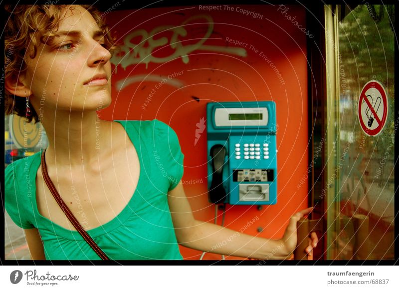 putzi in aktion Telefonzelle rot grün Frau aufmachen Handtasche Rauchen verboten blau Blick hä? was ist los? offen Tür Schilder & Markierungen Locken