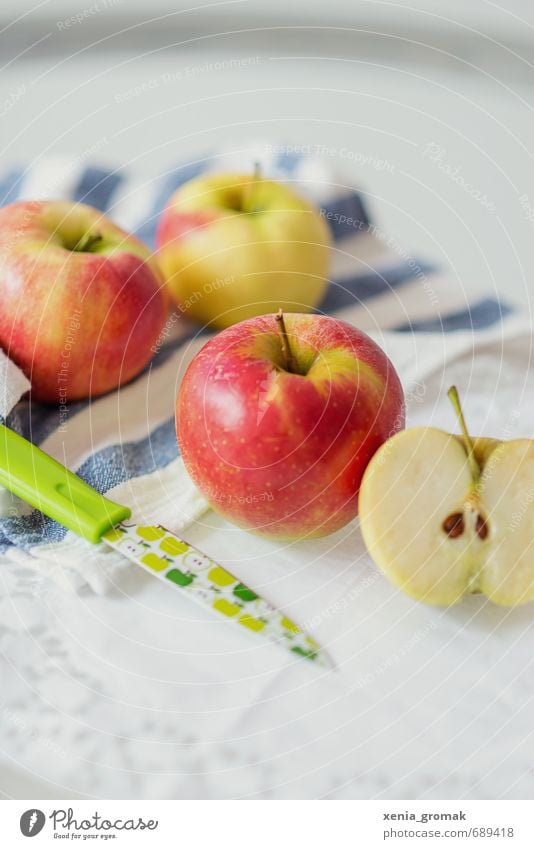 Apfel Lebensmittel Frucht Ernährung Bioprodukte Vegetarische Ernährung Diät Fasten Besteck Messer Essen genießen gelb rot Gesundheit Serviette grün