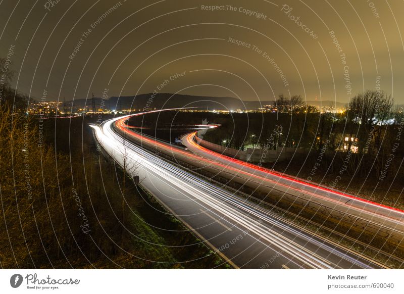 Autobahn bei Nacht Deutschland Stadt bevölkert Haus Brücke Berufsverkehr Straßenverkehr Autofahren PKW Lastwagen beobachten Bewegung leuchten außergewöhnlich