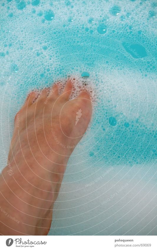 head over feet Badewanne Erholung Zehen Schaum Fuß Schwimmen & Baden Wasser Beine blau Schaumbad Fußbad Waschen Barfuß