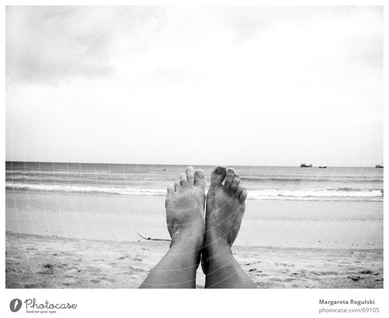 Die Zehen am Meer Strand Wasserfahrzeug Beine Fuß Himmel Sand Erholung Sonne Barfuß