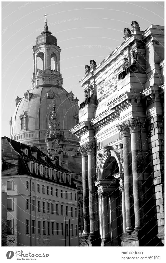 dresden city Gebäude Dresden Haus Torbogen Frauenkirche schwarz weis Glockenturm Altstadt