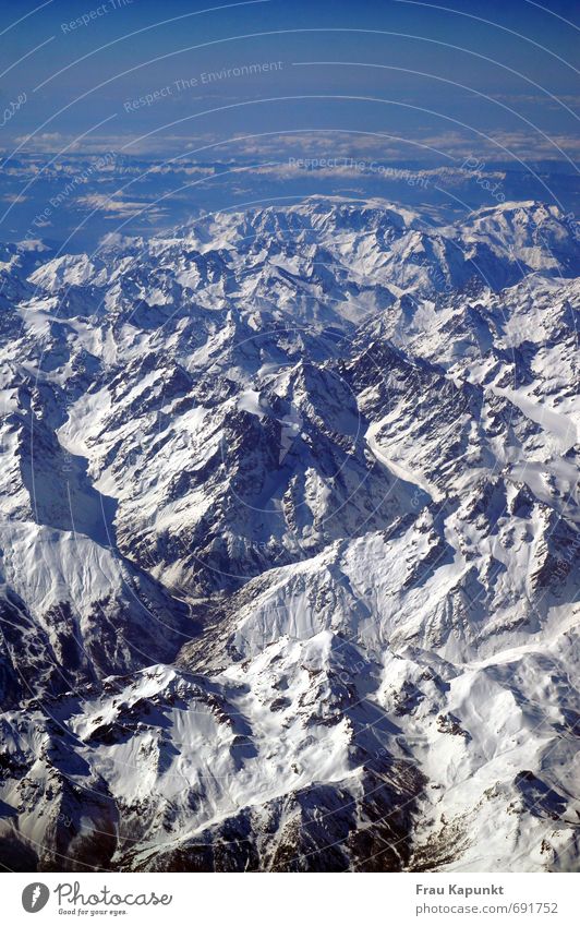 Oben. Ferne Schnee Winterurlaub Berge u. Gebirge Landschaft Himmel Wolken Horizont Schönes Wetter Alpen Gipfel Schneebedeckte Gipfel fliegen gigantisch
